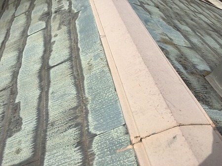 寝屋川市で屋根点検！カラーベストの黒ずみは塗膜の劣化による「毛細管現象」