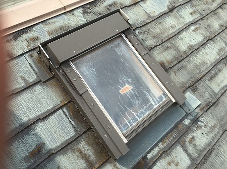 天窓のガラスが汚れている。