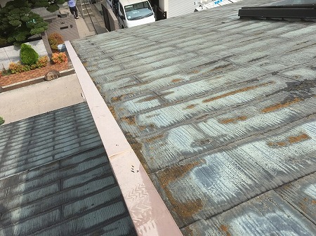 表面塗膜が剥げて苔が生えている