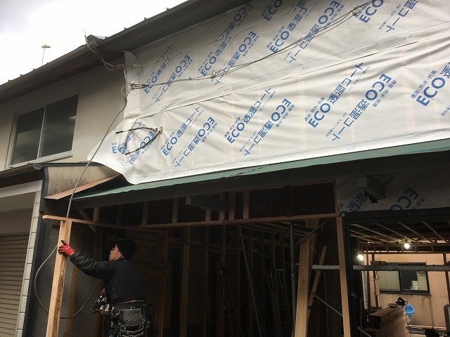 【枚方市】長屋の店舗リフォーム。限られた間口で美しく仕上げる「瓦葺き」の職人技