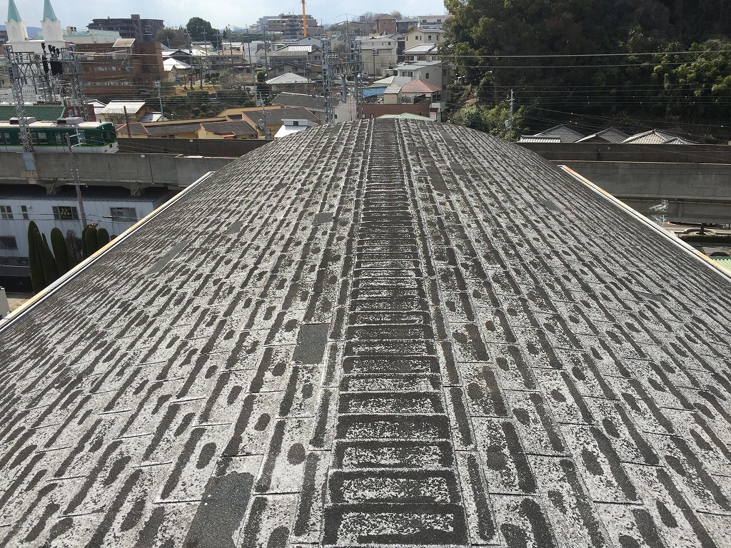 枚方市　カマボコ型屋根のマンションの屋根点検！劣化したシングル材の表面が剥がれてしまってました。