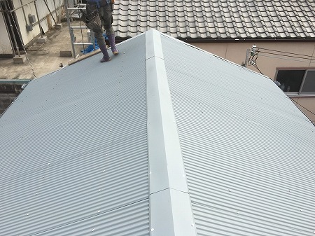 波板鋼板葺き上げ完了