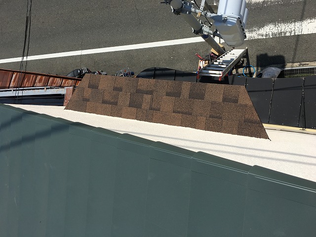 シール状の屋根材で新しくなりました