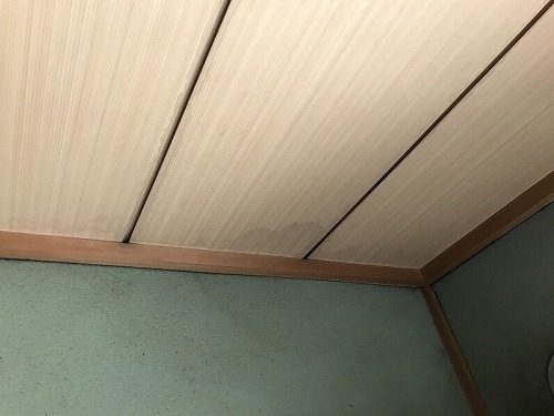 天井に雨漏りによるシミが見られます。