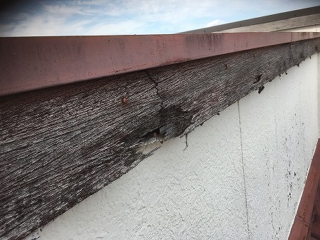 破風板ボロボロ