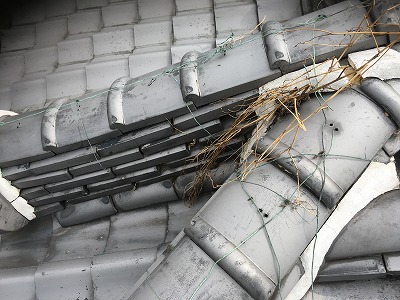 棟から雑草　枚方市