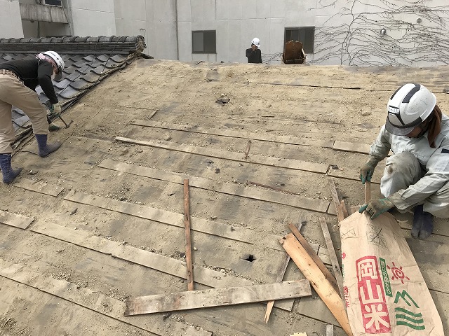 葺土を取ると、土止めの桟木を取り除きます。