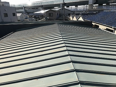 門真市にて車修理工場の瓦棒板金屋根の点検を行いました