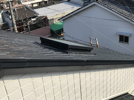 屋根に上って天窓の位置を確認。