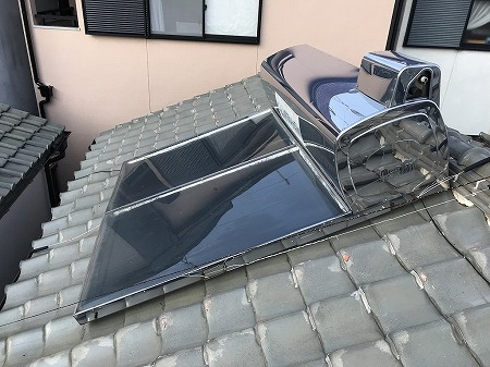 太陽光温水器が屋根に設置されています。