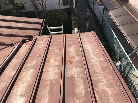 瓦棒屋根は塗装が色褪せてます。