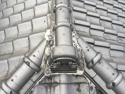 枚方市で雨漏りしているいぶし瓦屋根を調査に伺いました。