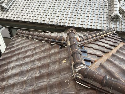 寝屋川市で和型濃いチョコ色の雨漏り補修工事を行いました。