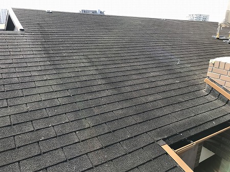 屋根材はシングル材です。