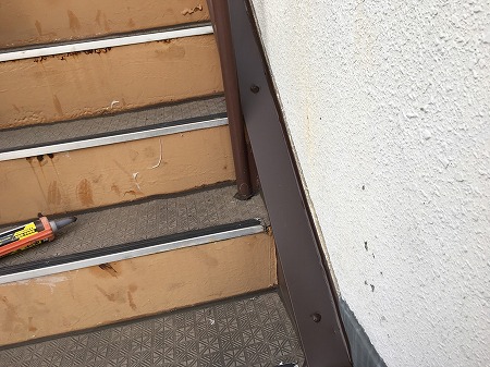階段と壁の取り合い部にもカバー板金を取り付けます。