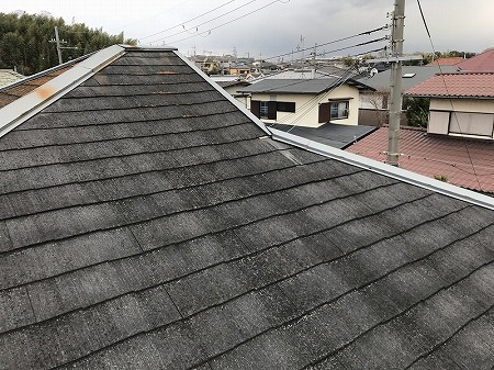 屋根はカラーベストで表面の塗膜が経年で褪せてしまっています。