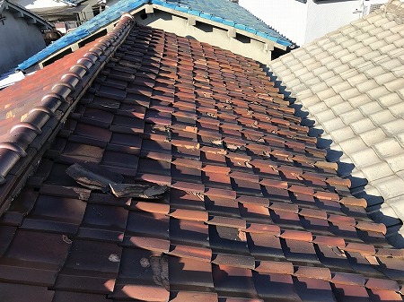 寝屋川市で塩焼き瓦の屋根点検！凍て割れでの表面の剥がれやズレ、漆喰劣化に注意