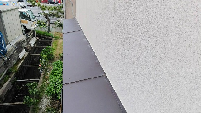 寝屋川市でバタバタする板金庇（ひさし）を取り換えました。