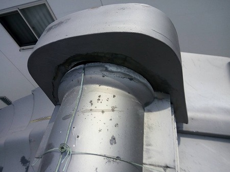 鬼瓦まわりコーキング塗布