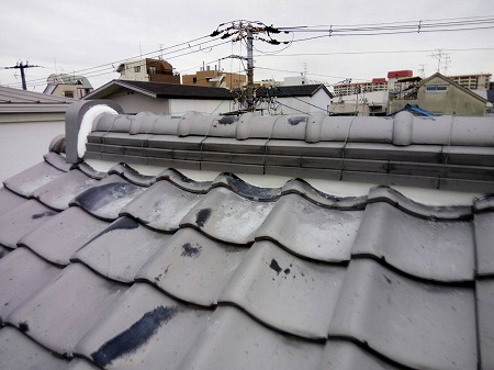 東大阪市でいぶし瓦の漆喰詰め直し工事！雨漏りを防ぐ補修の工程