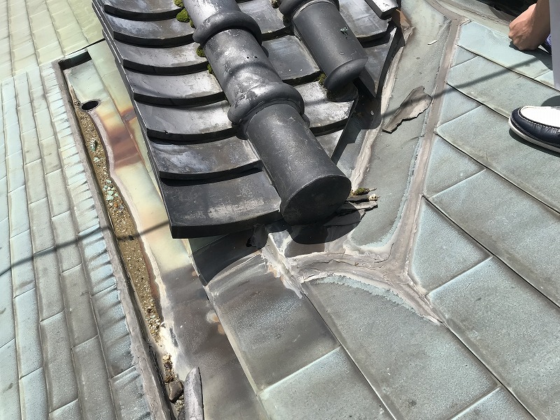 寝屋川市　銅板に経年劣化で穴が開いてしまい雨漏り、そのまま放置しておくとかなりヤバいことになってました。