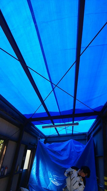 スレート屋根を剥がしたあとは、雨が心配なのでシート養生します。