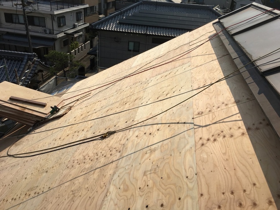 茨木市　葺き替え工事、合板野地板施工