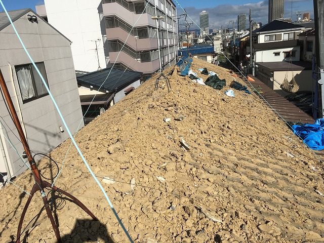 既存屋根材の撤去と土の除去作業