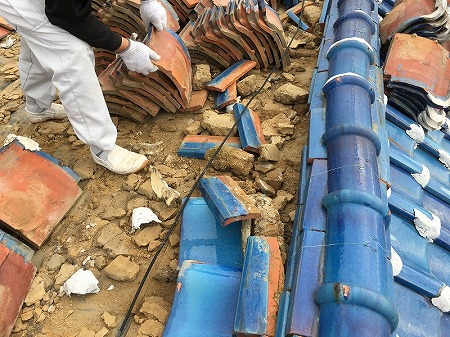 瓦を手作業で撤去