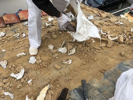 既存瓦と土を手作業で撤去