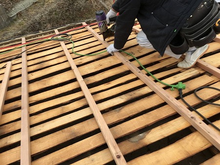 バラ板野地の上から垂木を流します。