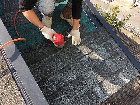 シングルはエアネイラーで止めていきます。