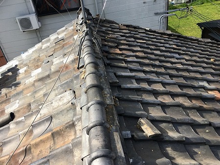かなり瓦が劣化しています。