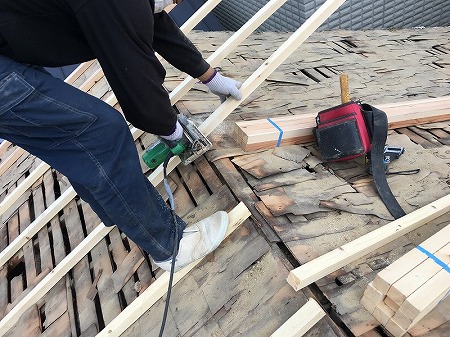 守口市　古い和形瓦屋根を軽量の「リッジウェイ」に葺替工事を進めております。