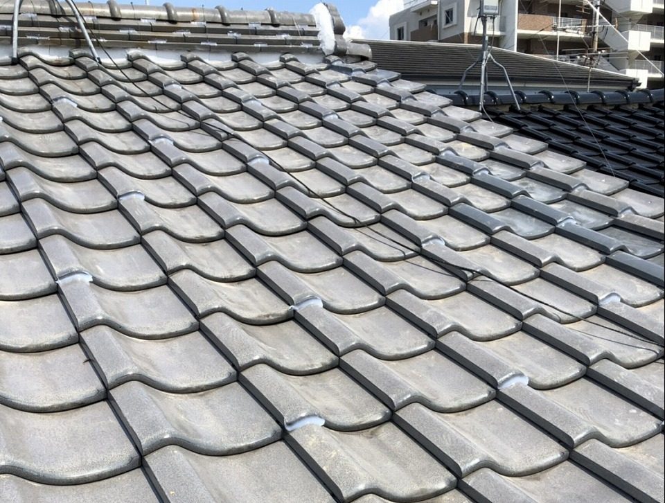 【枚方市・屋根補修】瓦が飛び出している！？ハイシルバー瓦の「右袖瓦」積み直し工事の全貌