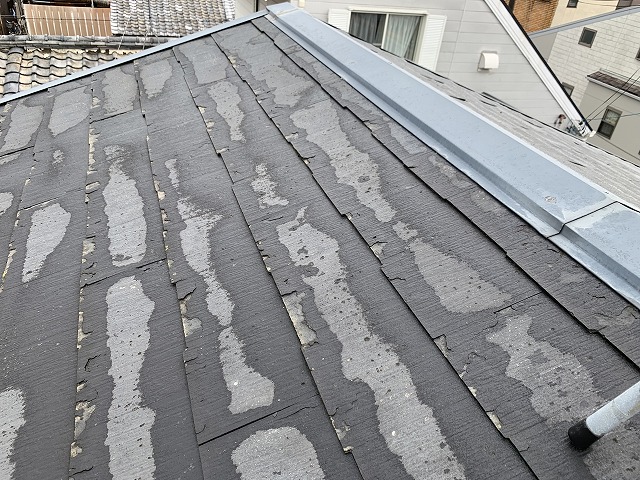 切妻屋根ですが、両面とも表層剥離を起こしています。