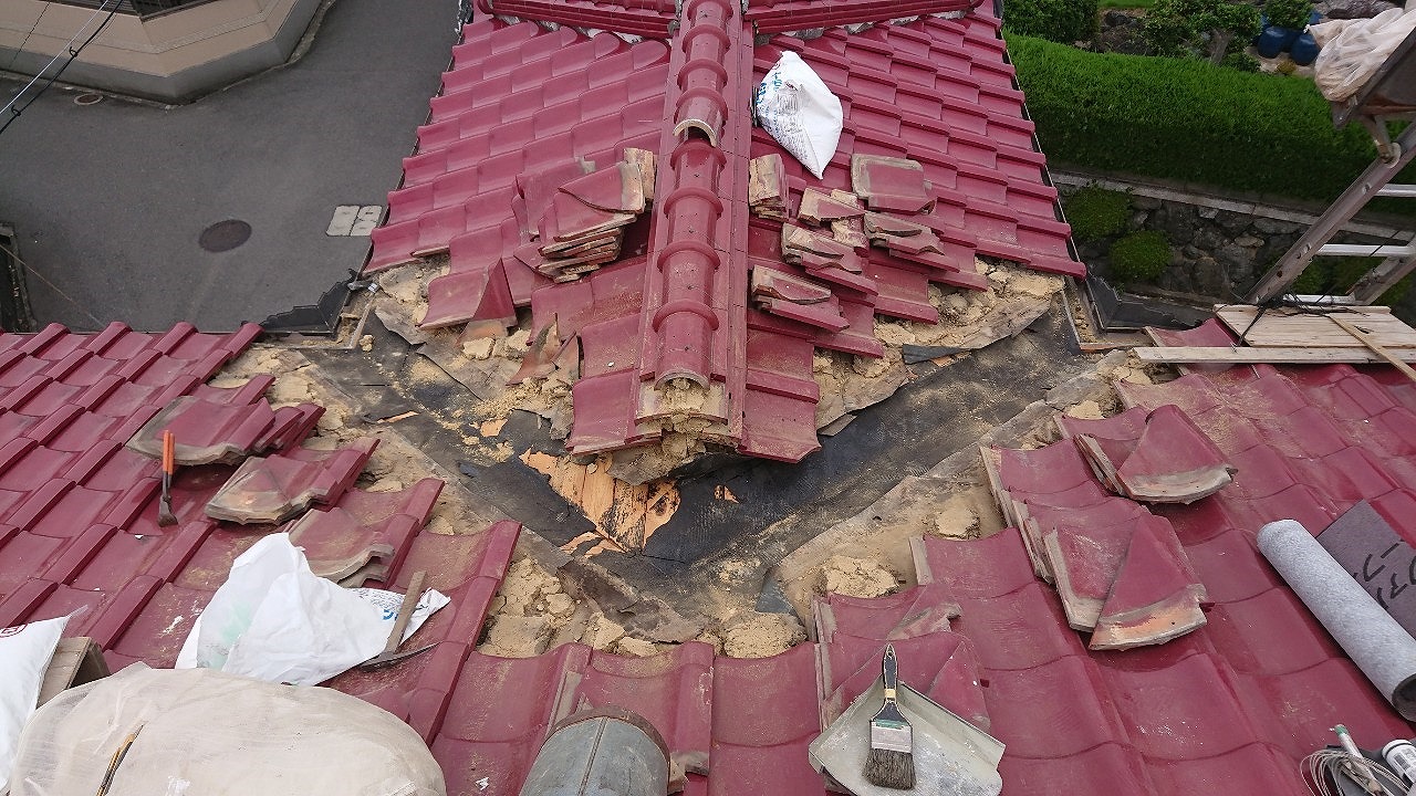 既存瓦と下地の撤去