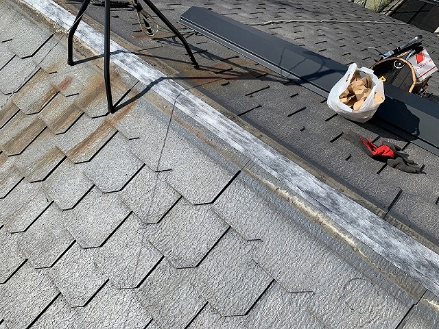 【寝屋川市】スレート瓦「アルデージュ」の棟包板金が一部飛散していたので、棟包板金の交換を行いました。