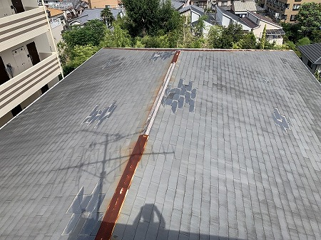 棟板金が飛散している