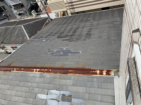 大東市で築30年マンションの屋根点検｜板金飛散とカラーベストの欠損発覚