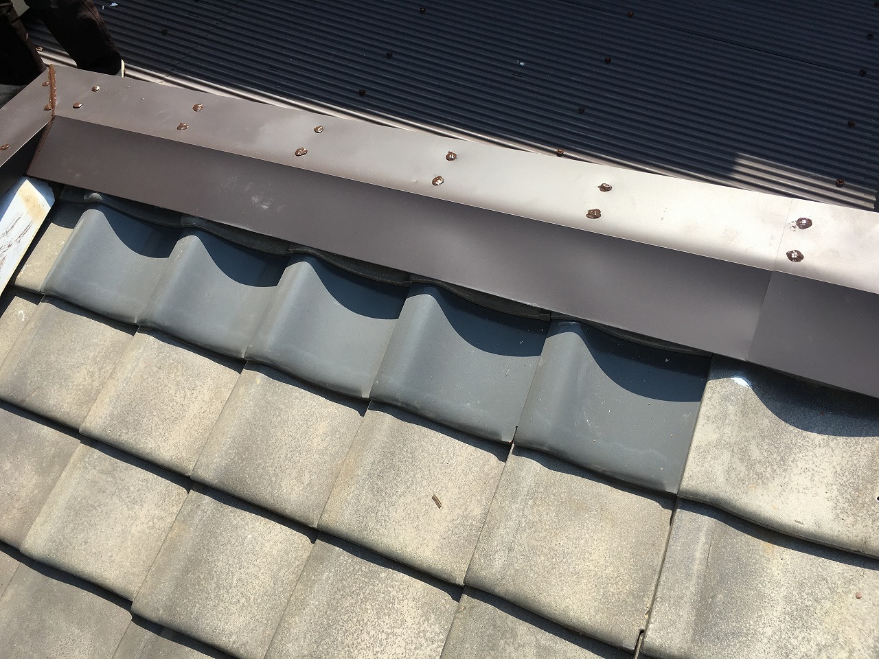 寝屋川市内で行った「笠木（かさぎ）板金」と「カラーベスト屋根の棟（むね）板金」の交換工事