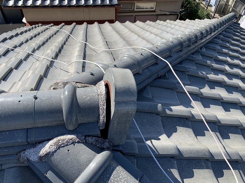 大東市にて築40年以上の和型釉薬瓦屋根を無料点検しました。