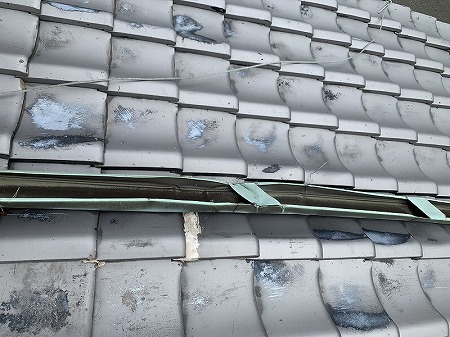 銅の屋根上を這わす樋が拉げています。