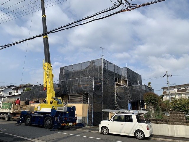 大阪狭山市で大きな和形いぶし瓦の家の瓦解体が始まりました！