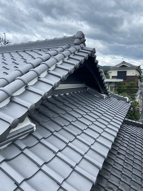 交野市で蘇る伝統の美。大型の入母屋屋根、葺き替え工事の最終章