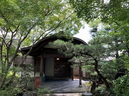 庫裏玄関唐破風