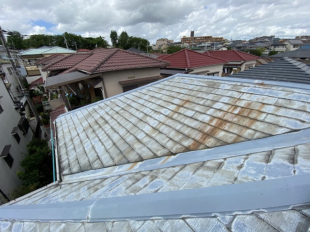 屋根全体の色あせと広範囲の汚れ