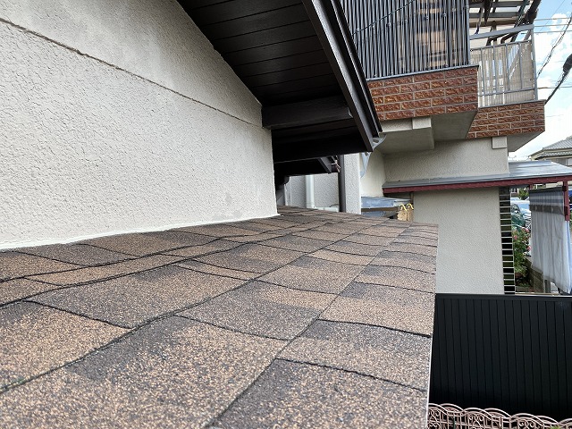 【枚方市】庇（ひさし）を叩く「パタパタ」という雨音…。その悩み、屋根材の工夫で解決できます！