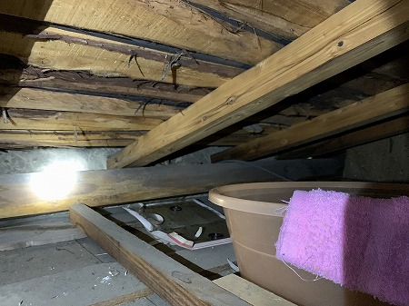 門真市で蔵の雨漏り点検｜原因は平行谷の銅板劣化？瓦職人の修理術