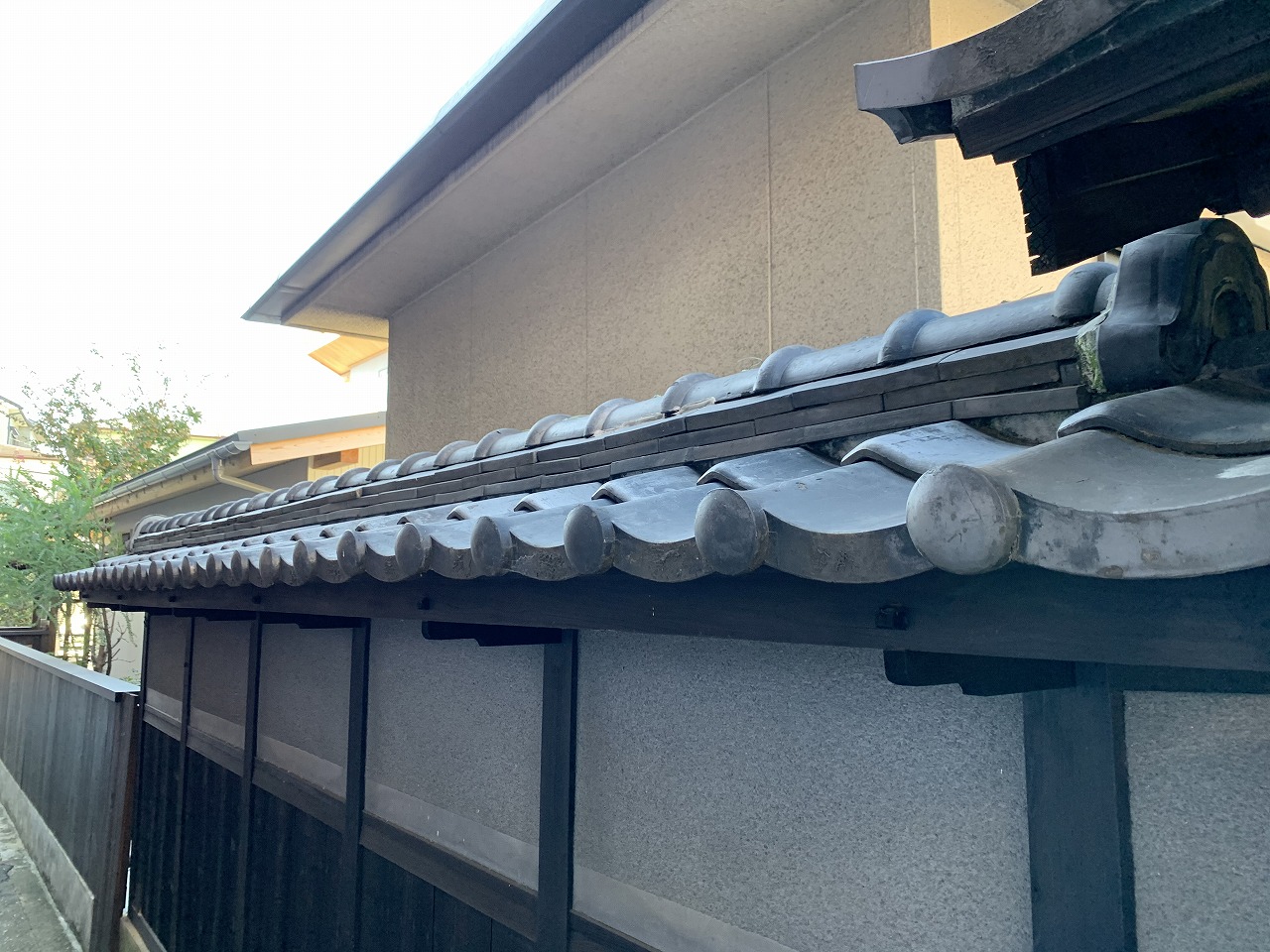 大東市の割れた塀瓦の現地調査に行ってきました。こういう、瓦で葺かれた塀って少なくなりましたよね。